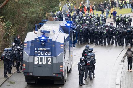 Die Polizei setzte mehrfach Wasserwerfer ein.