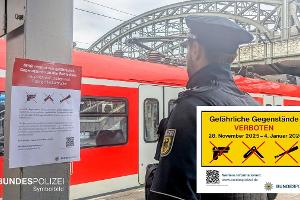 Seit 28. November 2025 - und noch bis 4. Januar 2026 - gilt eine Allgemeinverfügung der Bundespolizei, die das Mitführen von Waffen und gefährlichen Gegenstände in drei Münchner Bahnhöfen sowie drei S-Bahnhaltepunkten verbietet. Beim Aufhängen von Hinweisplakaten am Marienplatz wurden Beamte angepöbelt und tätlich angegriffen. Zudem kam es in einem Schnellzug zu Bedrohungen, Beleidigungen und sexueller Belästigung gegen Zugbegleitpersonal.