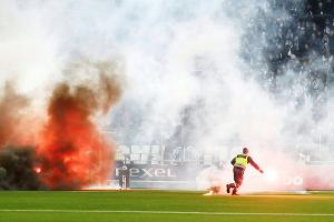 Brennender Kunstrasen: Skandalszenen in Schwedens Fußball