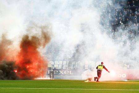 Brennender Kunstrasen: Skandalszenen in Schwedens Fußball