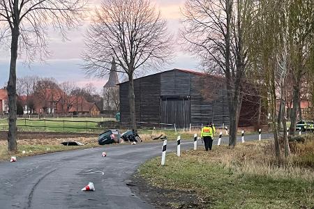 Übersichtsaufnahme Verkehrsunfall mit schwerverletzten Personen.