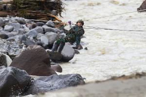 Die Rettungsarbeiten kommen nur schleppend voran.