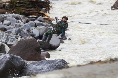 Die Rettungsarbeiten kommen nur schleppend voran.