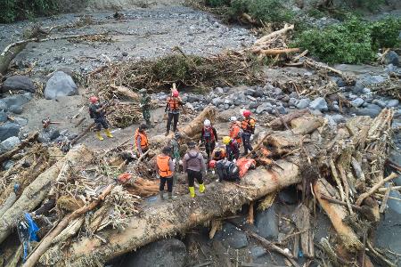 Rettungskräfte sind seit Tagen im Einsatz.