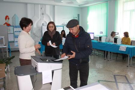 Die Wahlbeteiligung in Kirgistan war mäßig.