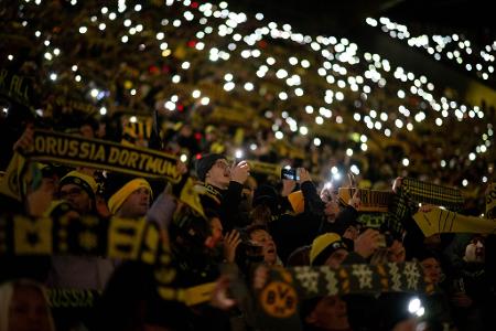 Fans stehen beim traditionellen Weihnachtssingen auf der Süd-Tribüne im BVB-Stadion.
