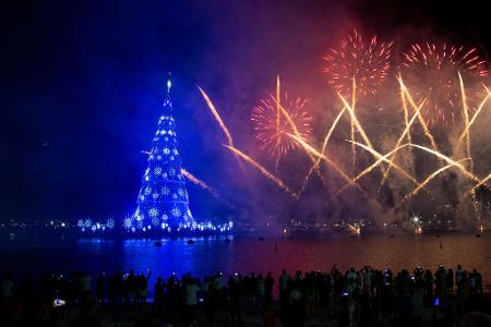 Ein Feuerwerk explodiert über dem schwimmenden Weihnachtsbaum am Strand von Botafogo in Rio De Janeiro.