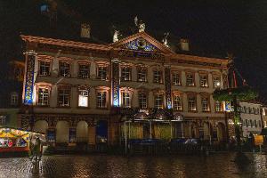 In der historischen Altstadt von Gengenbach im Schwarzwald wird die Fassade des Rathauses zu einem überdimensionierten Adventskalender umfunktioniert.