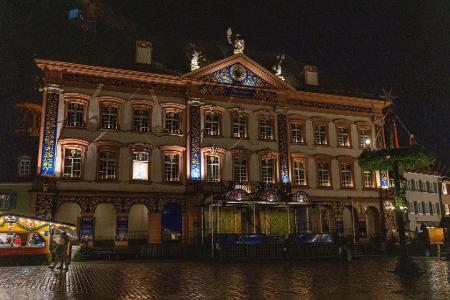 In der historischen Altstadt von Gengenbach im Schwarzwald wird die Fassade des Rathauses zu einem überdimensionierten Adventskalender umfunktioniert.