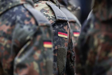 Junge Leute bekommen bald Post von der Bundeswehr. (Archivbild)