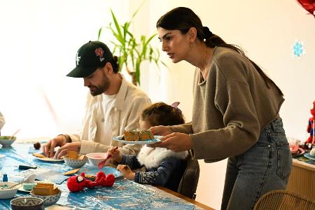 Yeliz & Jimi - We Are Family?!