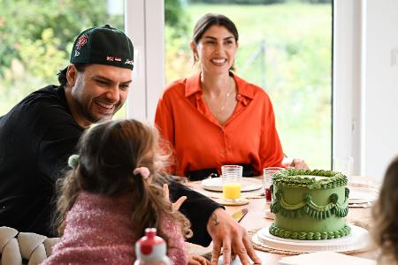 Yeliz & Jimi - We Are Family?!