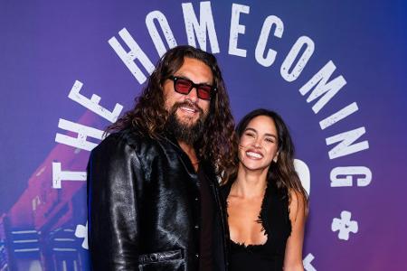 Jason Momoa und Adria Arjona