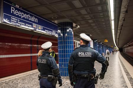 Eine Streife der Bundespolizei im S-Bahnhaltepunkt Reeperbahn-
Symbol-Foto: Bundespolizei-