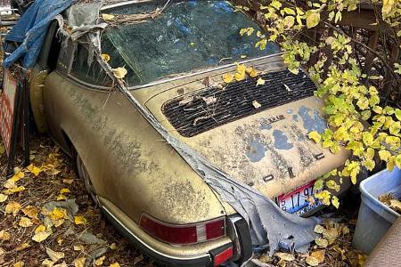 Porsche 911 E Targa unter Kiefernzapfen begraben