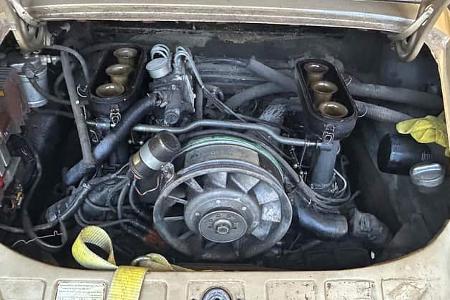 Porsche 911 E Targa unter Kiefernzapfen begraben