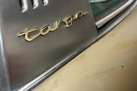 Porsche 911 E Targa unter Kiefernzapfen begraben