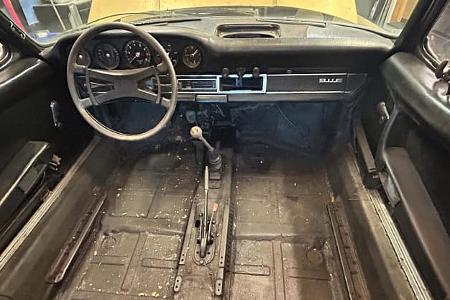 Porsche 911 E Targa unter Kiefernzapfen begraben