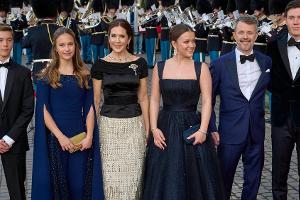 Mit Hund und Tanzeinlage: Dänische Royals schmücken Weihnachtsbaum