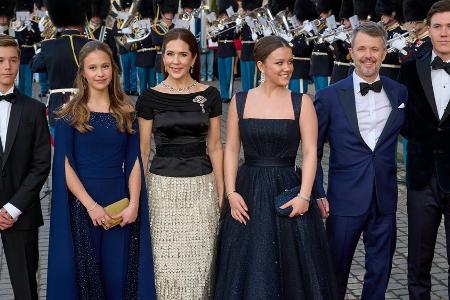 Mit Hund und Tanzeinlage: Dänische Royals schmücken Weihnachtsbaum