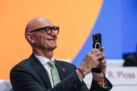 Telekom-Chef Tim Höttges peilt Investitionen in neue Rechenzentren an, um den Datenhunger im KI-Zeitalter zu stillen. (Archivbild)