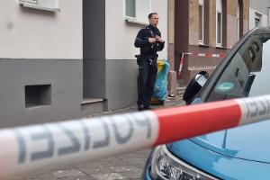 Der Tatort wurde mit Flatterband abgesperrt.