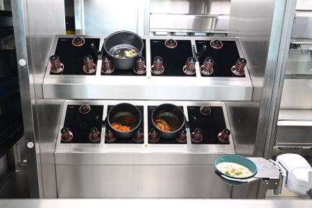 Ein Goodbytz-Roboter bereitet im Universitätsklinikum in Tübingen Essen zu. (Archivbild) 