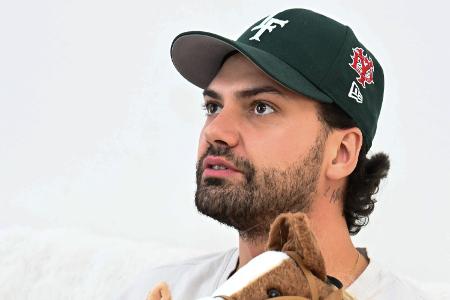 Yeliz & Jimi - We Are Family?!