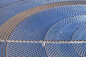 Ein riesiges Solarkraftwerk in der chinesischen Wüstenregion Xinjiang. Nach einer Studie der Unternehmensberatung BCG und des Weltwirtschaftsforums hat China dem Westen die technologische Führung in der Umwelttechnologie abgenommen (Archiv)