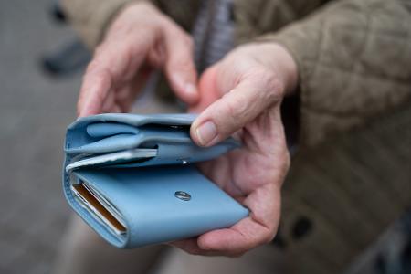 Für die einzelnen Rentnerinnen und Rentner kann es um Hunderte Euro mehr oder weniger gehen. (Symbolbild)