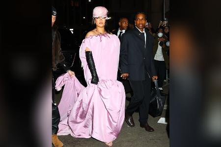 Schön oder scheußlich? Rihannas Balenciaga-Kleid sorgt für Aufsehen