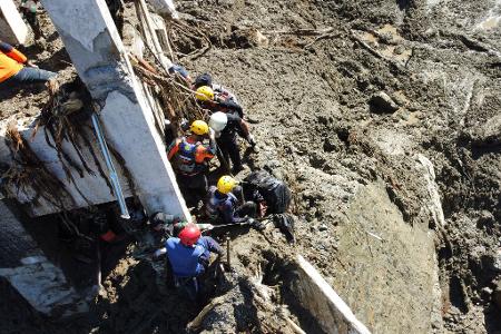 Die Zahl der Toten auf Sumatra steigt weiter - und viele Menschen werden noch vermisst.