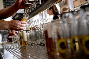 Die Gastronomie sieht sich von der Mindestlohnerhöhung besonders betroffen. (Archivbild)