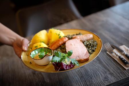 Die Gastronomie sieht sich von der Mindestlohnerhöhung besonders betroffen. (Archivbild)