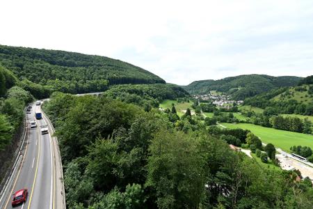 Konkret geht es laut Ministerium um 16 Bundesstraßen- und 7 Autobahn-Neubauprojekte in 12 Bundesländern - zum Beispiel um den Albaufstieg.