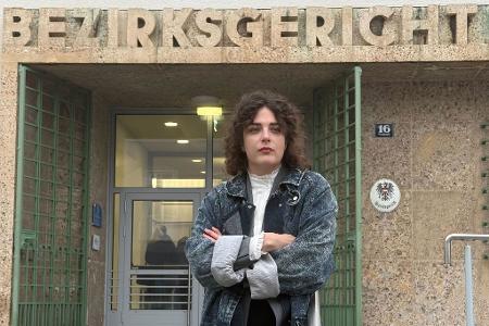 Für einen Biss in den Po eines Kollegen muss die Schauspielerin Anna Werner Friedmann 2.100 Euro Geldbuße bezahlen.