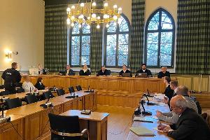 Der angeklagte Häftling ließ über seine Verteidigerin erklären, dass er sich zu einem späteren Zeitpunkt im Landgericht Stendal äußern wird. Er soll seine Ehefrau während eines Besuchs in einer sogenannten Liebeszelle in der Justizvollzugsanstalt Burg erwürgt haben.