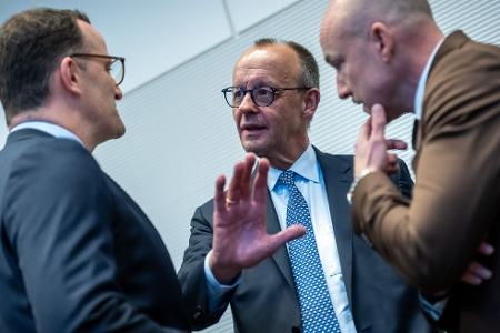 Bringen diese Drei - Unions-Fraktionschef Jens Spahn, Kanzler Friedrich Merz (beide CDU) und CSU-Landesgruppenchef Alexander Hoffmann, das Rentenpaket am Freitag über die Bühne?