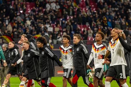 Der Stand in der FIFA-Weltrangliste - Nach dem Showdown in der WM-Qualifikation hat die FIFA ihre Weltrangliste aktualisiert. Diese ist auch maßgeblich für die Auslosung der Gruppen bei der Endrunde im kommenden Jahr in Kanada, den USA und Mexiko. Deutschland klettert im Ranking um einen Platz nach vorne. Hier kommen die Top 10 zum Durchklicken (Stand: 19. November 2025):