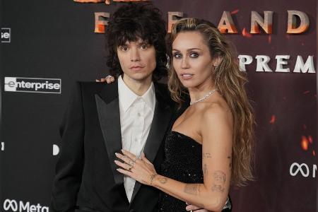 Auftritt mit Diamantring: Miley Cyrus löst Verlobungsgerüchte aus