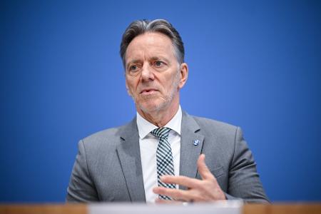 Der Präsident des Bundeskriminalamts, Holger Münch, appelliert an die Innenministerkonferenz, sich mit Blick auf die Landtagswahlen im kommenden Jahr mit der Frage zu beschäftigen, wer Zugang zu welchen Daten der Sicherheitsbehörden hat. (Archivbild)