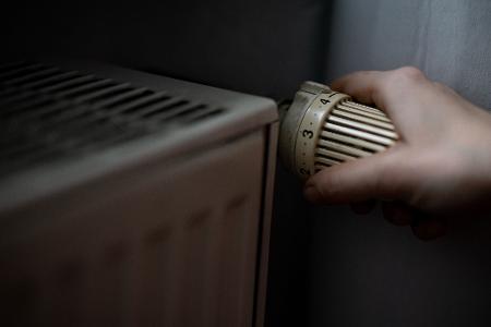 Besser mal runterdrehen - Heizen kann teuer sein. (Symbolbild)