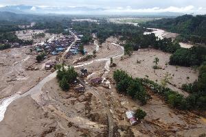 Schlammlawinen waren durch ganze Dörfer gefegt.