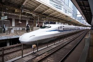 Japans Hochgeschwindigkeitszug Shinkansen ist berühmt für seine Pünktlichkeit. (Archivbild)