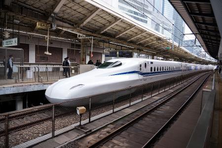 Japans Hochgeschwindigkeitszug Shinkansen ist berühmt für seine Pünktlichkeit. (Archivbild)