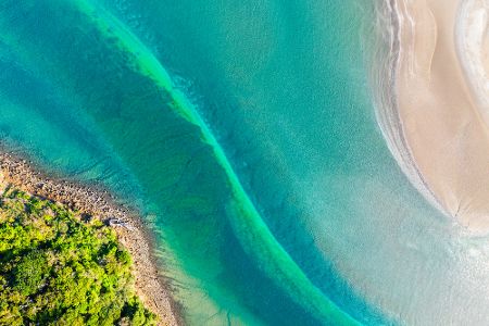 Küstenstreifen mit hellblauem Wasser
