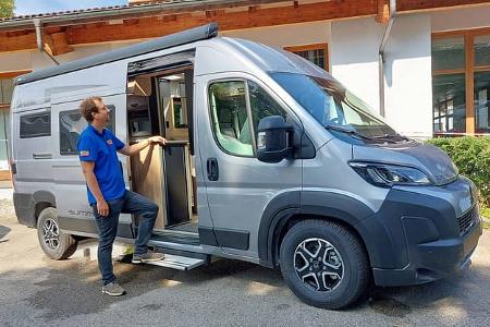 f_ Pössl Summit 600 L, Fahrzeug, Campingbus, Außen, Mann