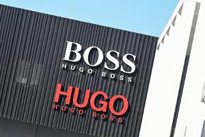 Der Modekonzern Hugo Boss rechnet für 2026 mit einem Umsatzrückgang. Erst ab dem Jahr 2027 sollen sich die Zahlen wieder verbessern. (Archivbild)