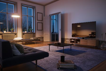 Lampe leuchtet in einem leeren Wohnzimmer