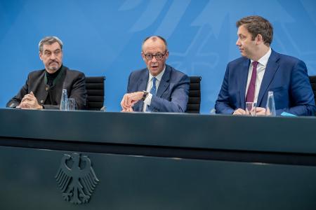 Die Regierungskoalition will das Verbrenner-Aus auf EU-Ebene aufweichen und die Anschaffung von E-Autos wieder fördern. (Archivbild)